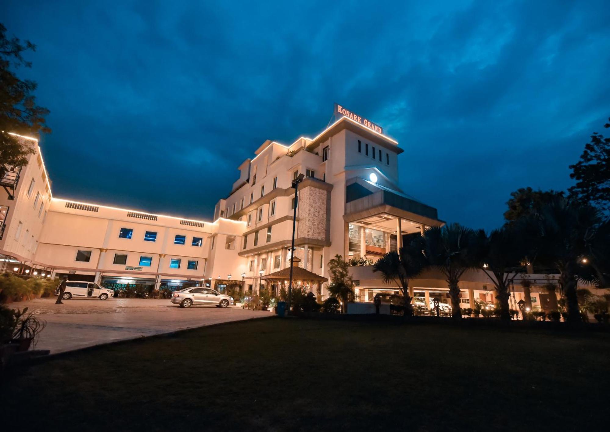 Konark Grand Hotel Mirzāpur Kültér fotó
