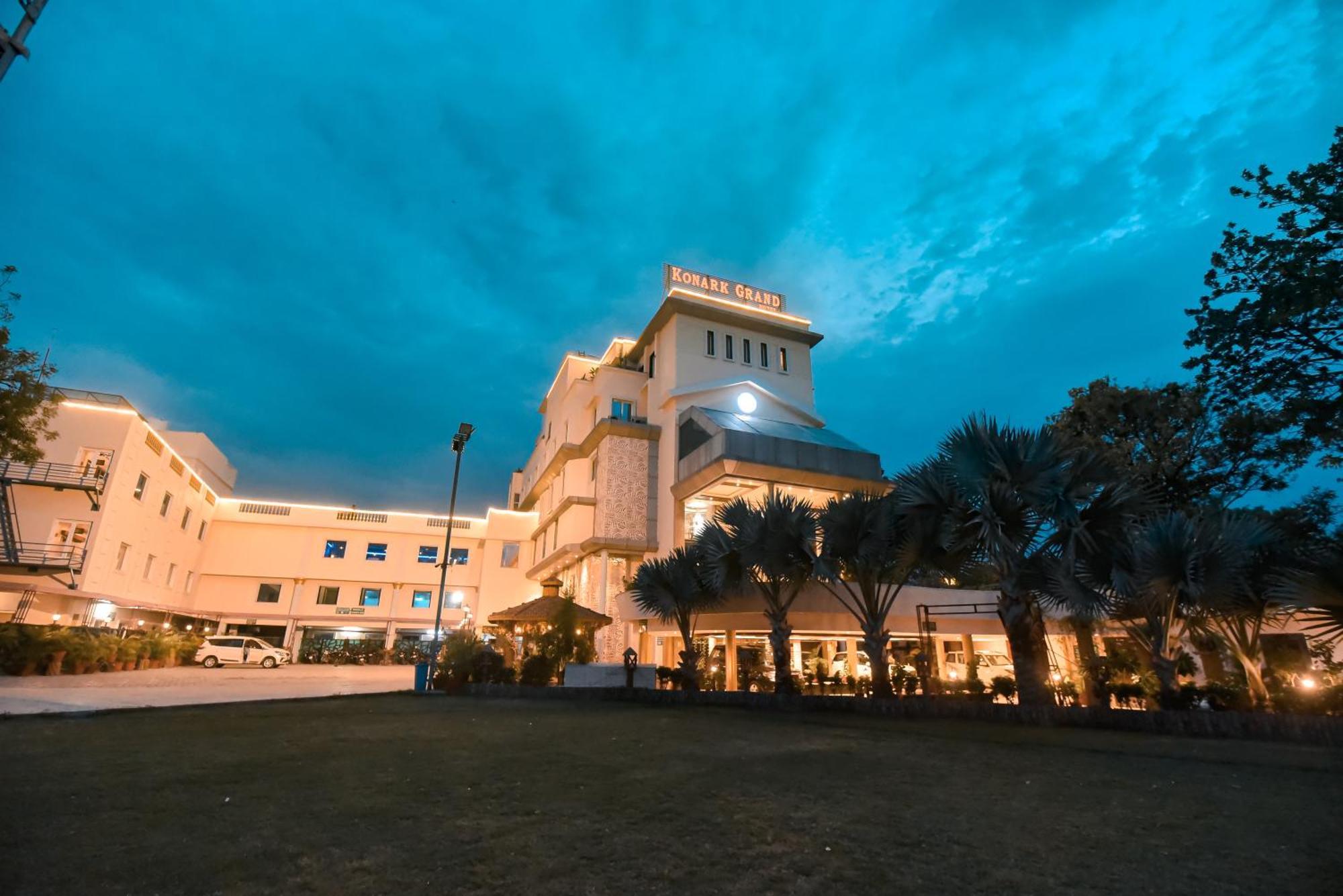 Konark Grand Hotel Mirzāpur Kültér fotó
