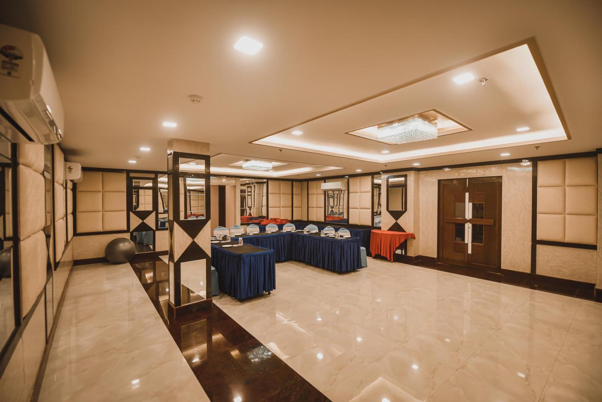 Konark Grand Hotel Mirzāpur Kültér fotó