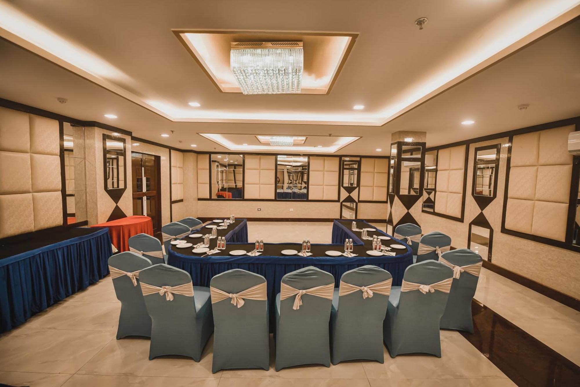 Konark Grand Hotel Mirzāpur Kültér fotó