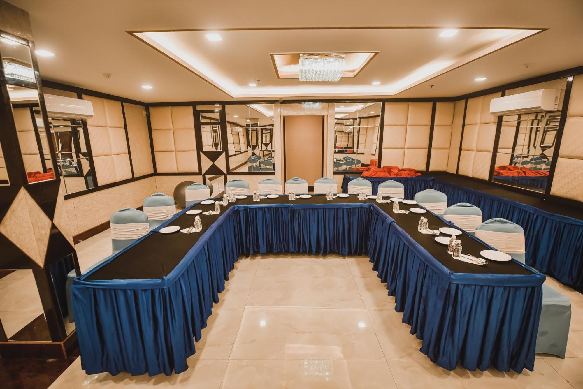 Konark Grand Hotel Mirzāpur Kültér fotó