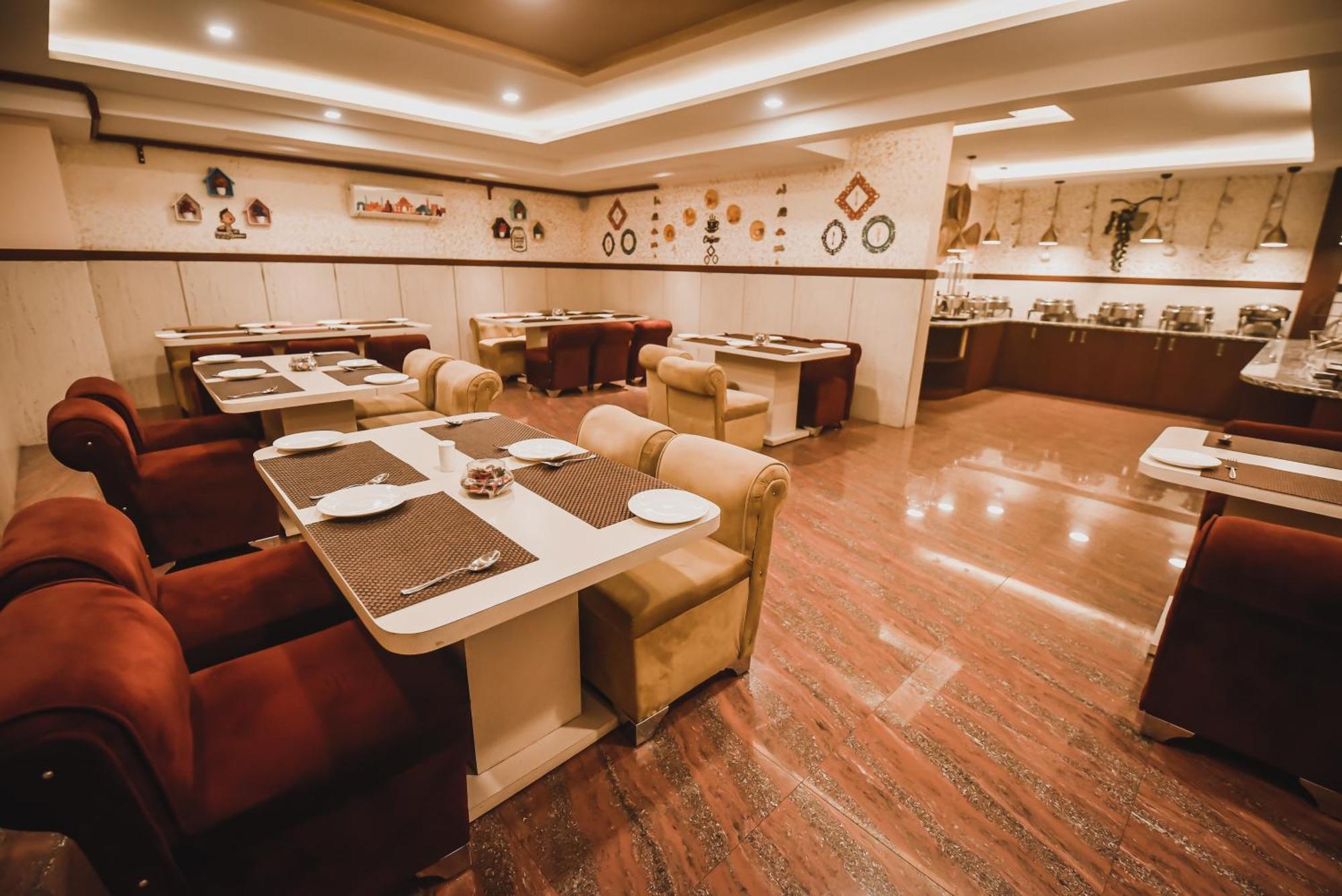 Konark Grand Hotel Mirzāpur Kültér fotó