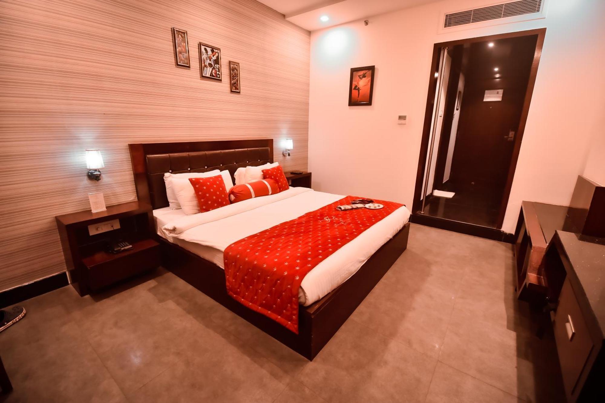 Konark Grand Hotel Mirzāpur Kültér fotó