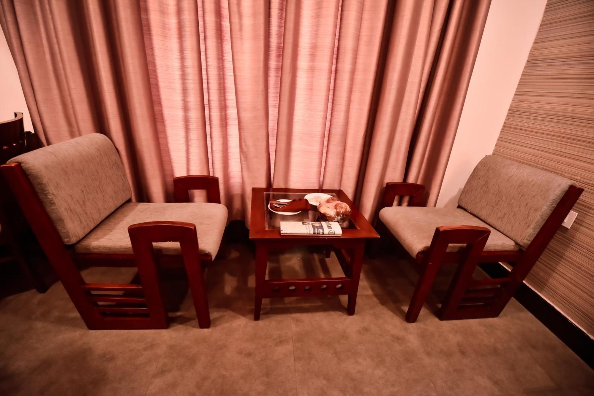 Konark Grand Hotel Mirzāpur Kültér fotó