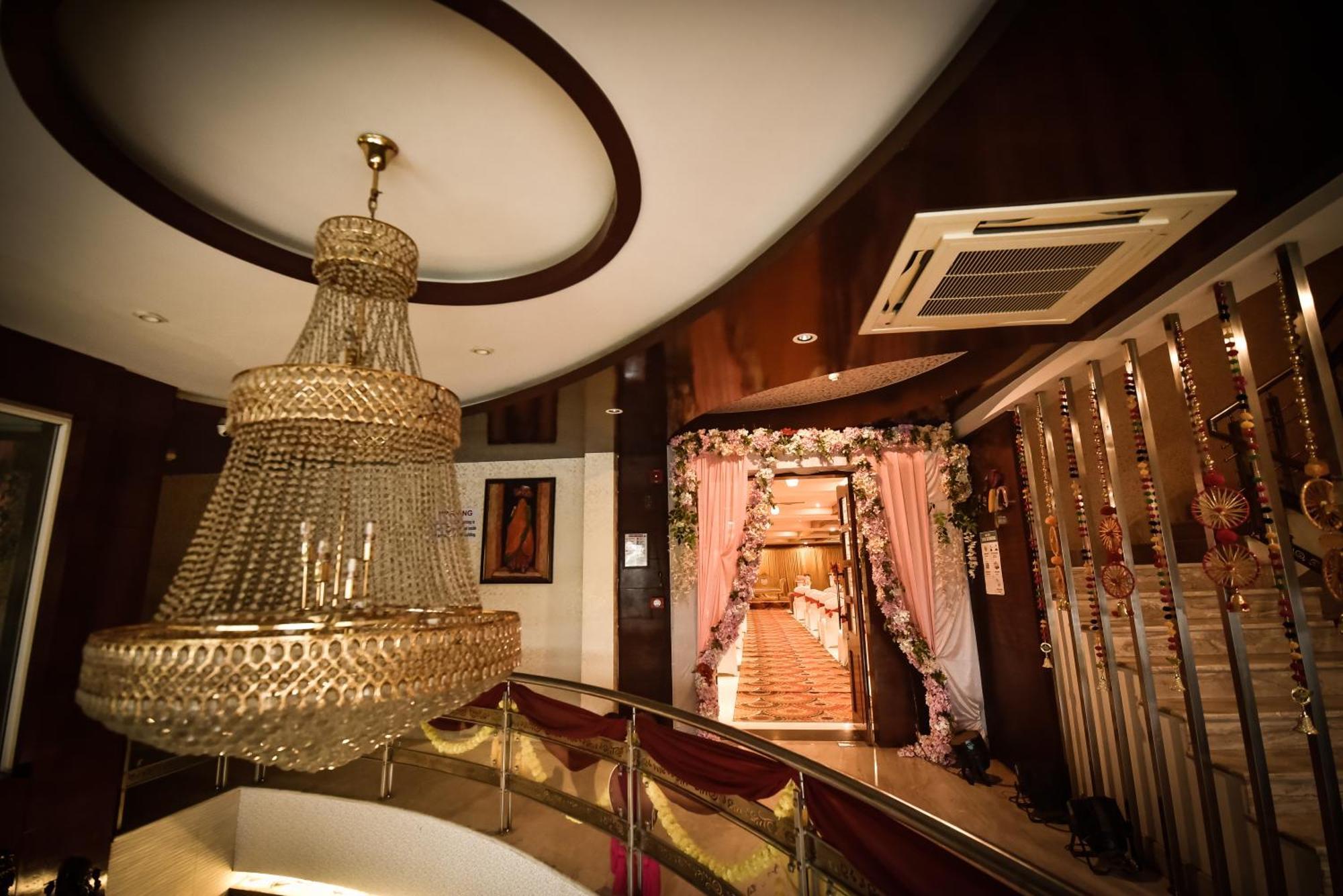 Konark Grand Hotel Mirzāpur Kültér fotó