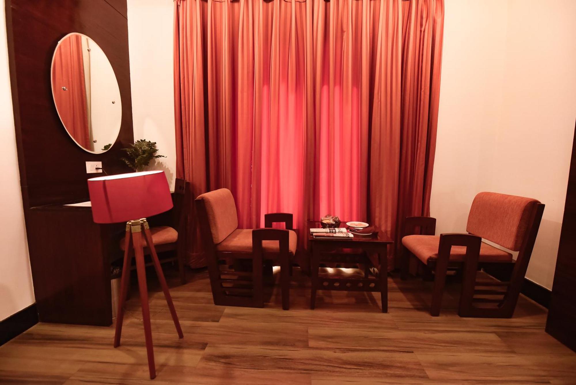 Konark Grand Hotel Mirzāpur Kültér fotó
