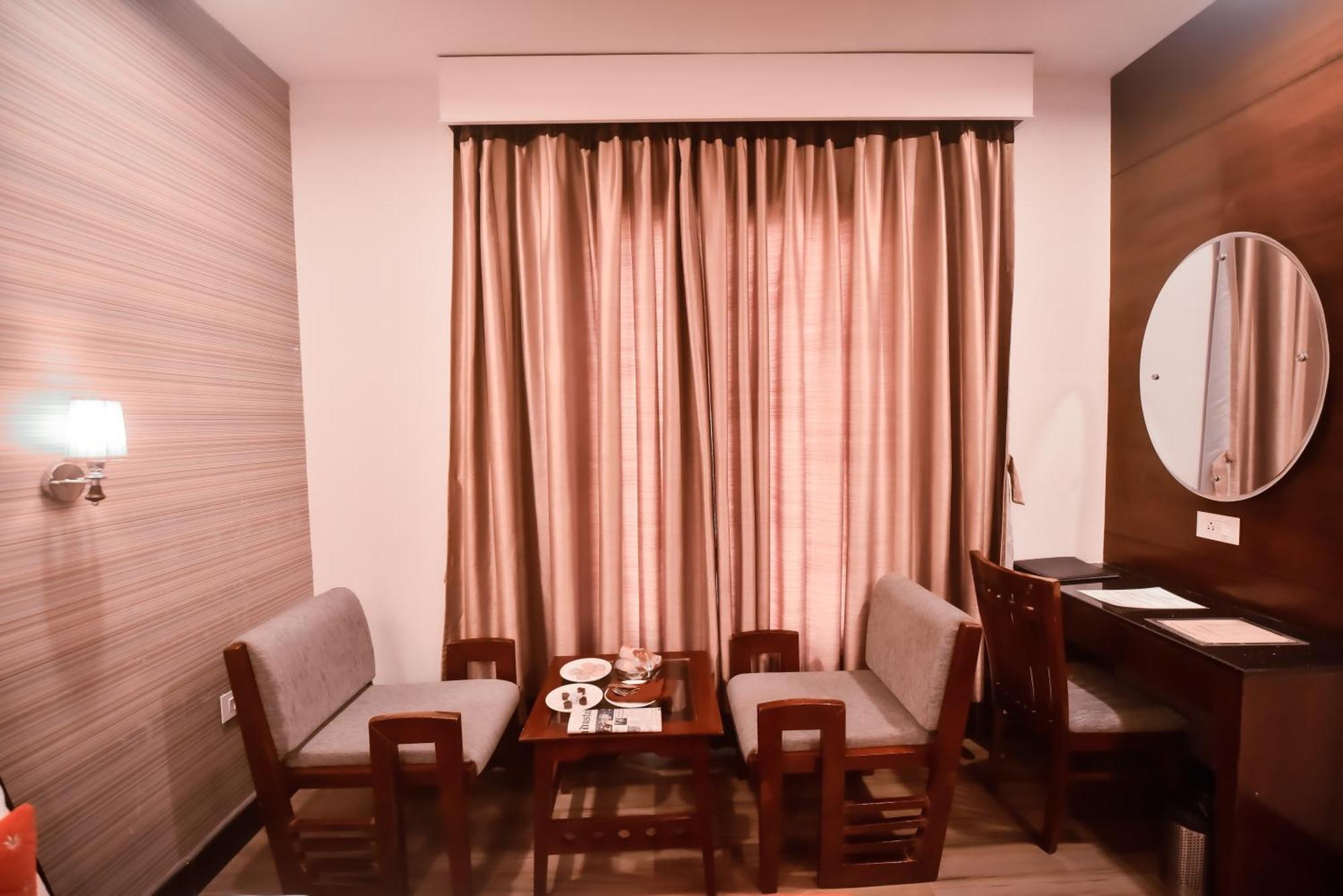 Konark Grand Hotel Mirzāpur Kültér fotó